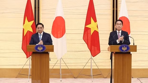 越南政府总理范明正与日本首相岸田文雄。（图片来源：越通社）