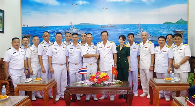 双方代表合影留念。（图片来源：人民军网报）