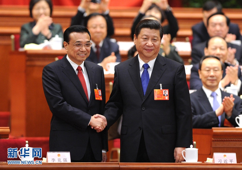 习近平和李克强（左）亲切握手。 (Photo: 图片来源：新华社)
