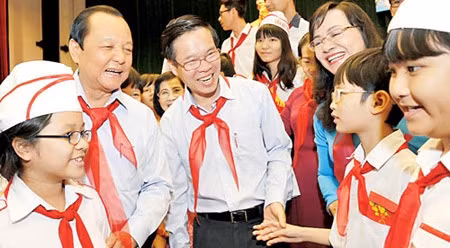 胡志明市领导同儿童代表亲切交流。（图片来源：西贡解放报）