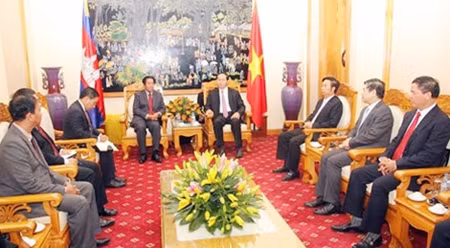 公安部长陈大光会见柬埔寨内政部国务秘书艾桑安。（图片来源：人民公安报网）