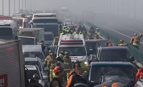 在位于仁川市中区的永宗大桥上，因雾大、能见度低发生了100余辆汽车追尾的严重事故。（图片来源：韩联社）