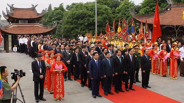 雒龙君国祖拜祖大典及缅怀瓯姬国母敬香仪式。（图片来源：越通社）