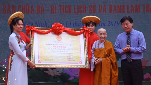 收证仪式。（图片来源：年轻人报）