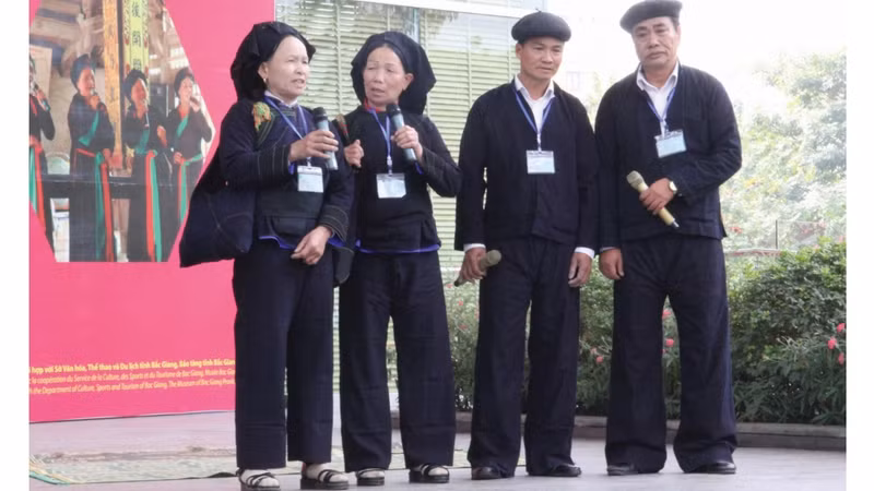 附图：嵩豪曲表演。