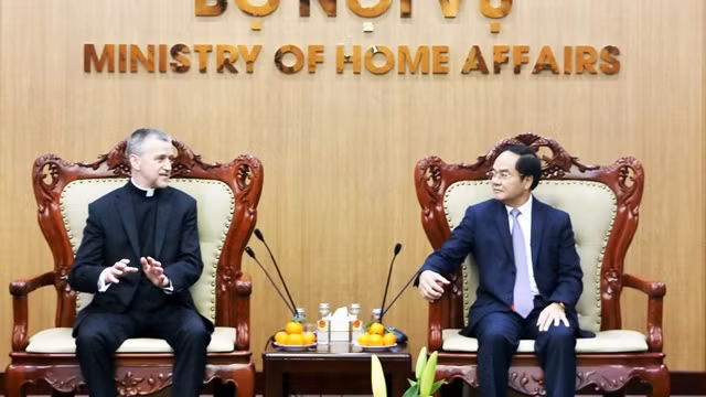 越南内务部副部长武战胜会见梵蒂冈圣座国务院与各国关系部门副秘书长瓦霍夫斯基。