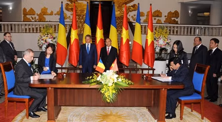 越南文化体育与旅游部和罗马尼亚文化部之间的文化合作计划签字仪式。