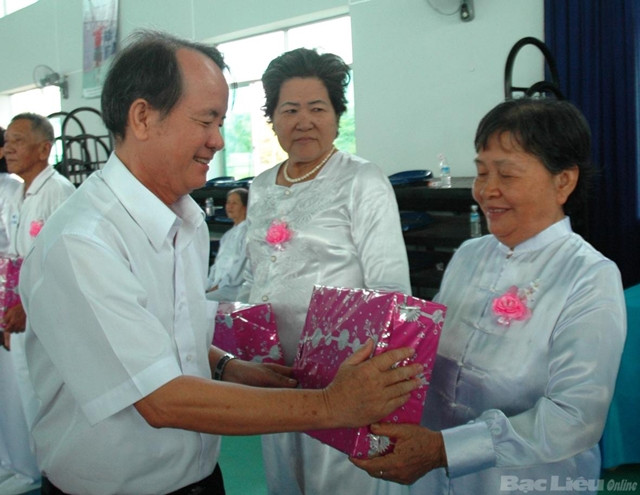 薄寮省领导人向老年人赠送礼物。 (Photo: 图片来源：薄寮省报网)