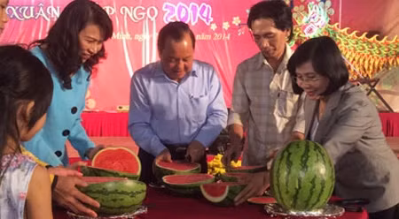 黎青海同志同工人们喜迎春节。（图片来源：VOV）