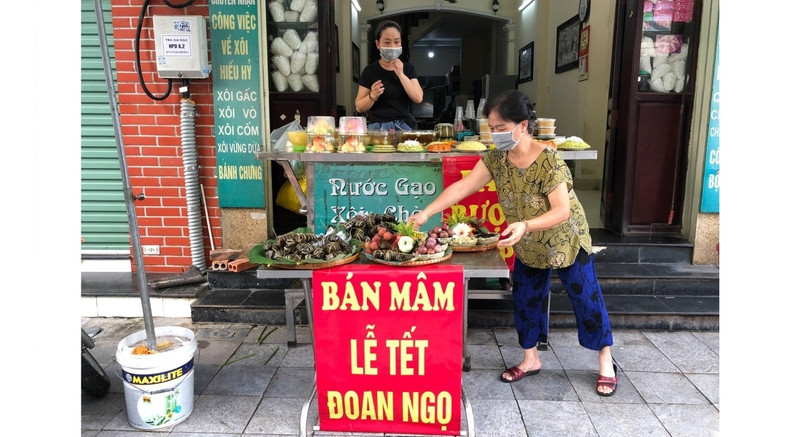 一大早，河内市民纷纷去购买糯米酒、水果、灰饼，作为贡品。