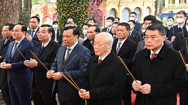 阮富仲总书记在敬天殿敬香缅怀为国立功的各位先帝和贤才。（登科 摄）