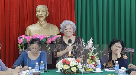 陈素娥女士在座谈会上发言。（图片来源：越通社）