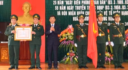 广平省委副书记、人民委员会主席阮友怀受国家主席的委托向广平省边防部队授予一级祖国捍卫勋章。（图片来源：广平省报网）