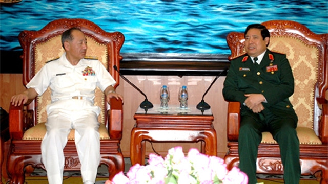 越南国防部部长冯光清大将会见了日本海上自卫队幕僚长河野克俊。 (Photo: 图片来源：人民军队报网)
