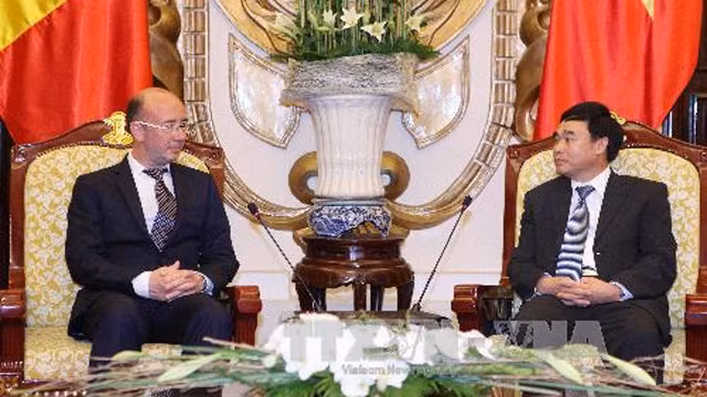 越南外交部副部长胡春山会见瓦隆—布鲁塞尔联邦首席大臣鲁迪•德莫特。 (Photo: 图片来源：越通社)