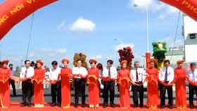  阮晋勇总理出席后江省渭清市至芹苴市公路竣工仪式 