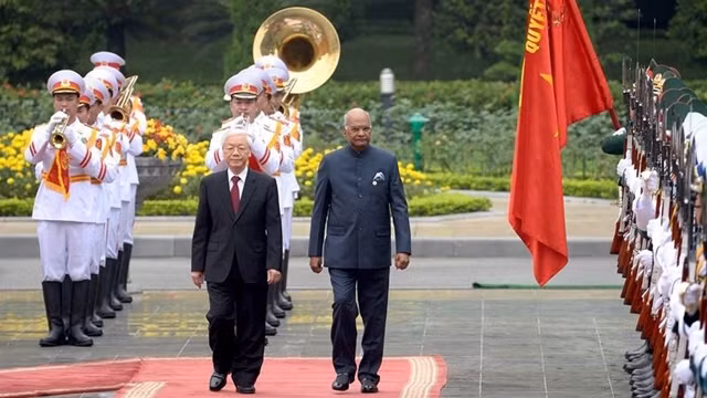 两位领导共同检阅仪仗队。