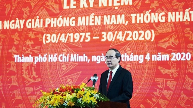 胡志明市市委书记阮善仁发表讲话。