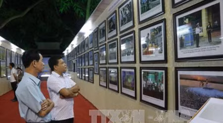  “黄沙与长沙两个群岛归属越南——历史证据和法律依据”地图资料展。（图片来源：越通社）