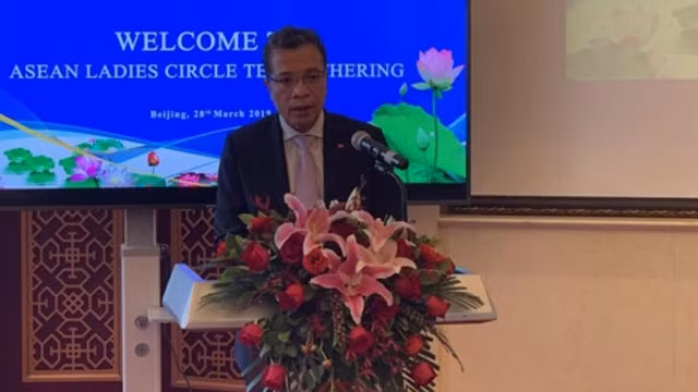 邓明魁大使在活动上发表讲话。（图片来源：VOV）