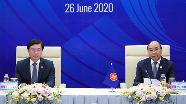阮春福总理主持对话会。