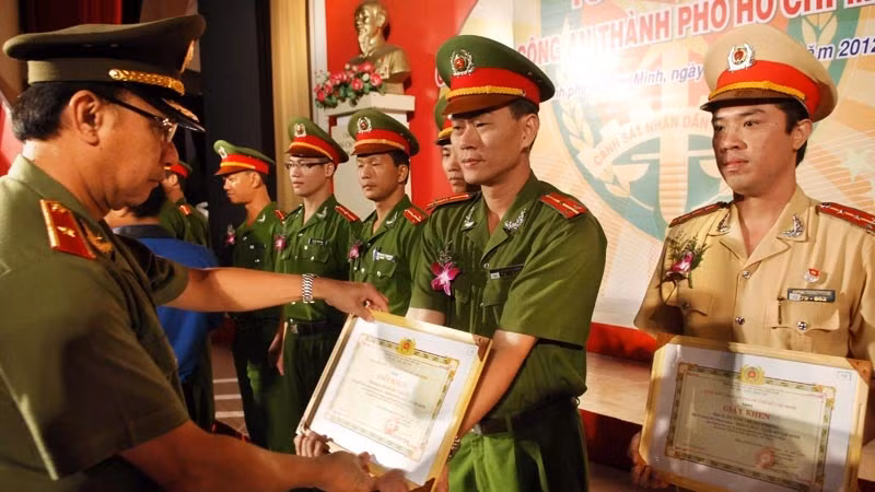 越南警察智勇双全、为国为民忘我服务