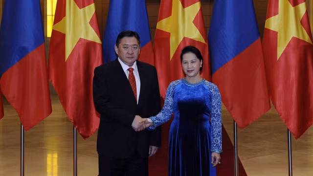 国会主席阮氏金银同蒙古国国家大呼拉尔主席米耶贡布•恩赫包勒德合影。（维灵 摄）