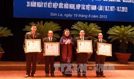 越共中央政治局委员、国会副主席丛氏放向老挝北部各省代表颁发越南国家主席授予的《独立勋章》。 (Photo: 图片来源：越通社)