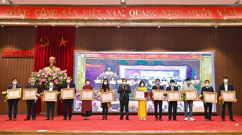 河内市委书记丁进勇向取得优秀成绩的集体授予政府总理的奖状。