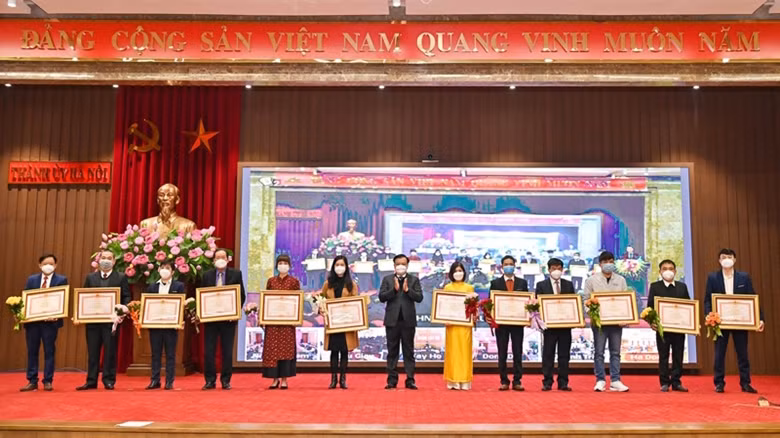 河内市委书记丁进勇向取得优秀成绩的集体授予政府总理的奖状。