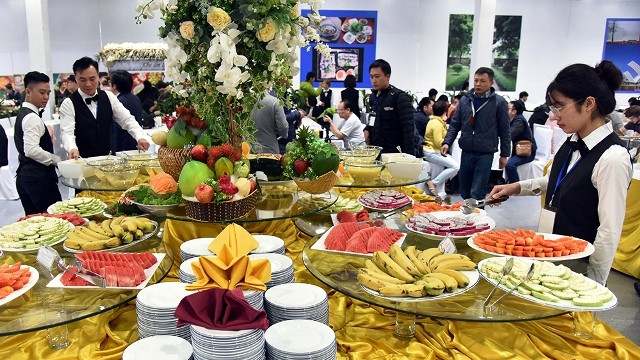 记者们可享受丰富多彩的自助餐。（维灵 摄）