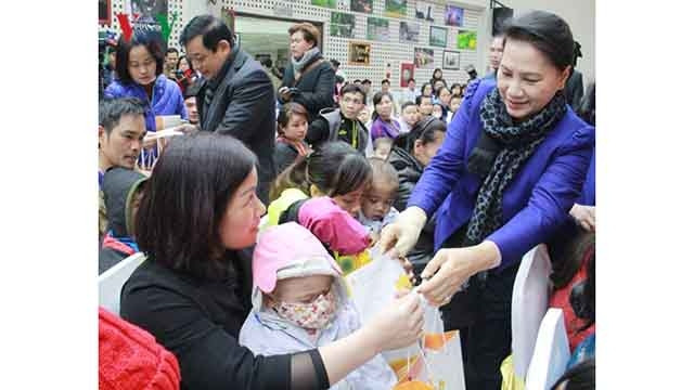 阮氏金银同志向患儿赠送春节慰问品。（图片来源：VOV)