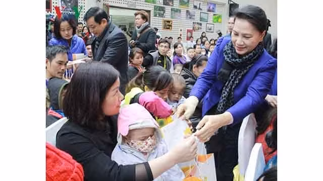 阮氏金银同志向患儿赠送春节慰问品。（图片来源：VOV)