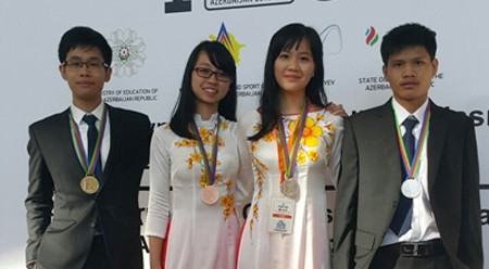 获得国际化学奥林匹克竞赛奖牌的越南四名学生。（图片来源：VGP）