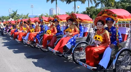 岘港市为8对贫困工人举行集体婚礼。（图片来源：新河内报）