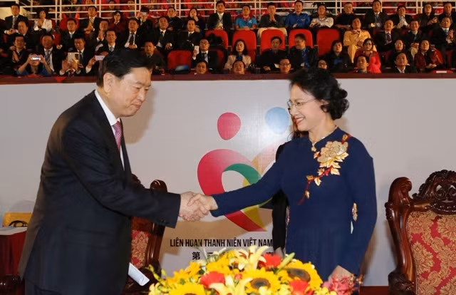 阮氏金银同志和张德江同志出席闭幕会。（图片来源：越通社）