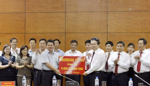 越南农行授予老街省分行9亿越盾资助金。