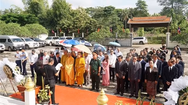 越南驻老挝大使馆同老挝老战士协会中央委员会和有关机关配合举行上香仪式。