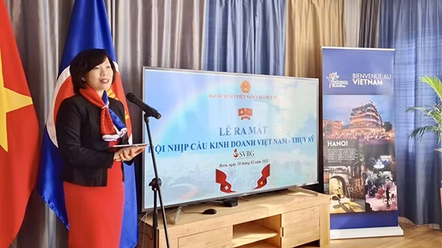 越南驻瑞士大使黎玲兰在亮相仪式上发表讲话。