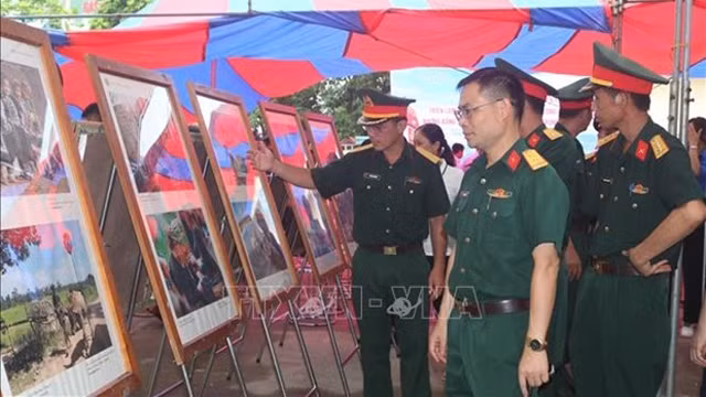 此次展会吸引众多人前来参观。