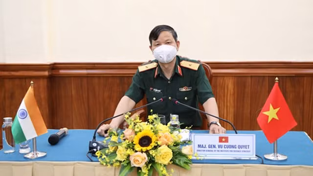 越南国防部国防战略研究院院长武疆决少将主持河内分会场。