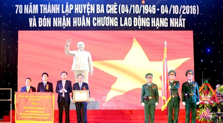 广宁省委书记阮文读给巴节县授予一级劳动勋章。（图片来源：广宁省报网）