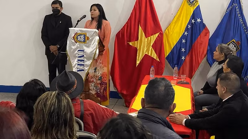 委内瑞拉军事实验理工大学梅里达分校校长阮曼里克发言。（图片来源：国际报）