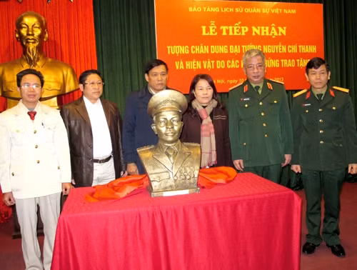 阮志咏上将和越南军队历史博物馆代表接受阮志清大将塑像。