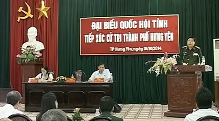  国防部长冯光青接触兴安省选民。（图片来源：兴安电视台官网）