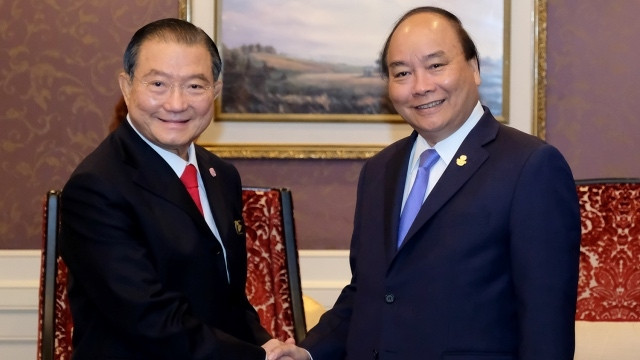 阮春福总理和泰国酿酒公司总裁兼首席执行长苏华荣。（图片来源：VGP）