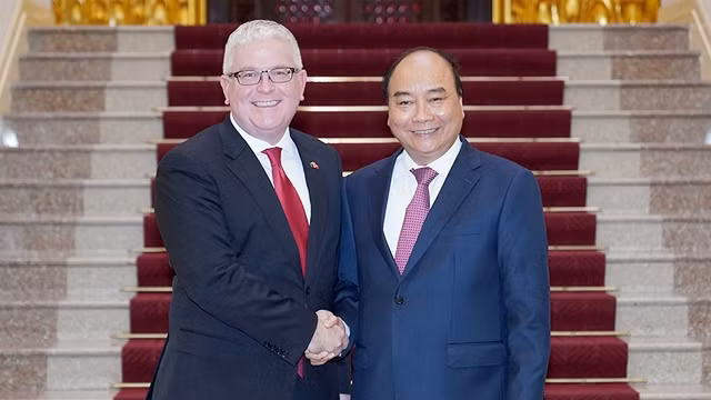 越南政府总理阮春福会见澳大利亚驻越南大使。（图片来源：陈海 摄）