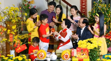 附图：派红包是越南人的传统风俗习惯。