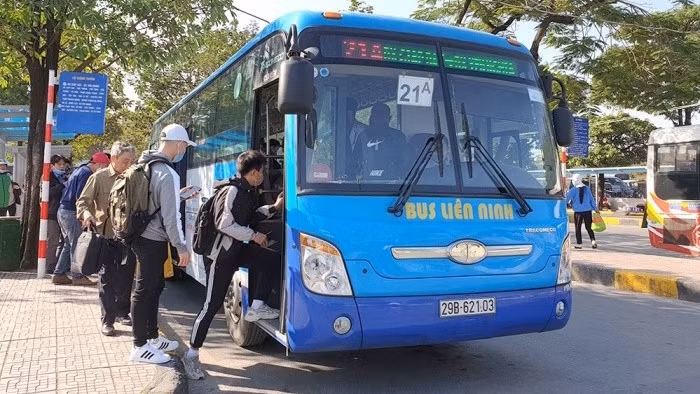 附图：2月8日河内市121条有补贴公交车线路中的118条恢复正常运营。