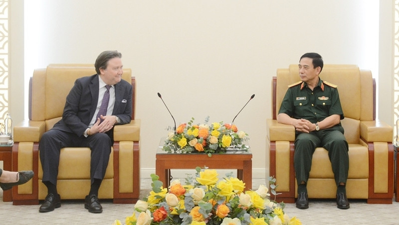 潘文江大将会见马克·埃文斯·纳珀大使。（图片来源：人民军队报）